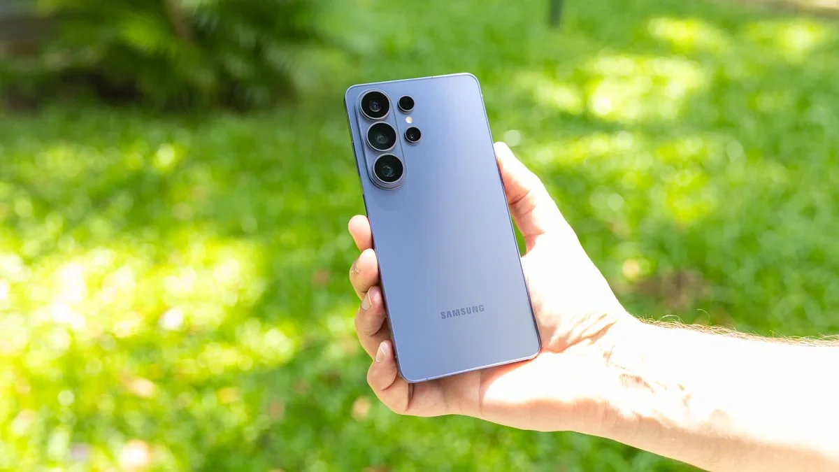Restrict apps checklist in Samsung One UI 9 blocking internet access and ad servers for offline games